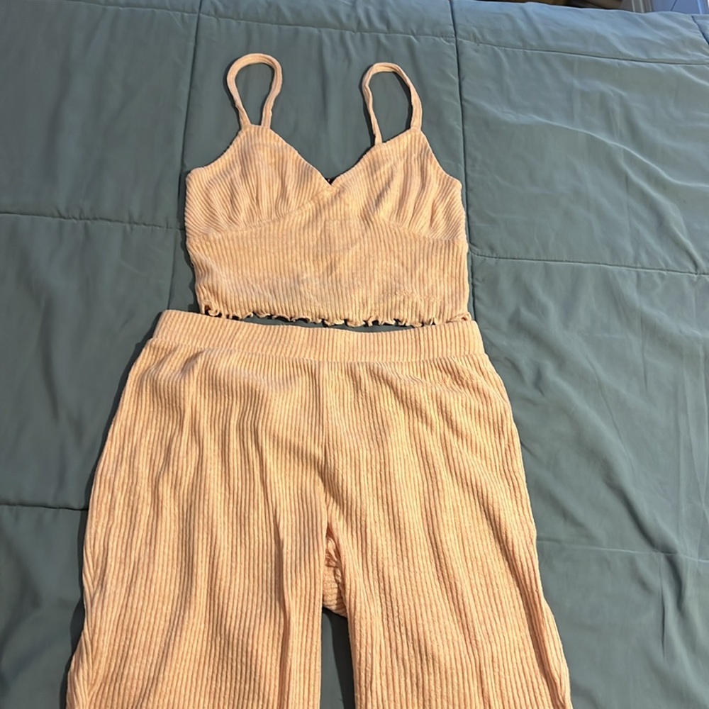 BouX Avenue: Trousers/flare leggings + tank top🪷